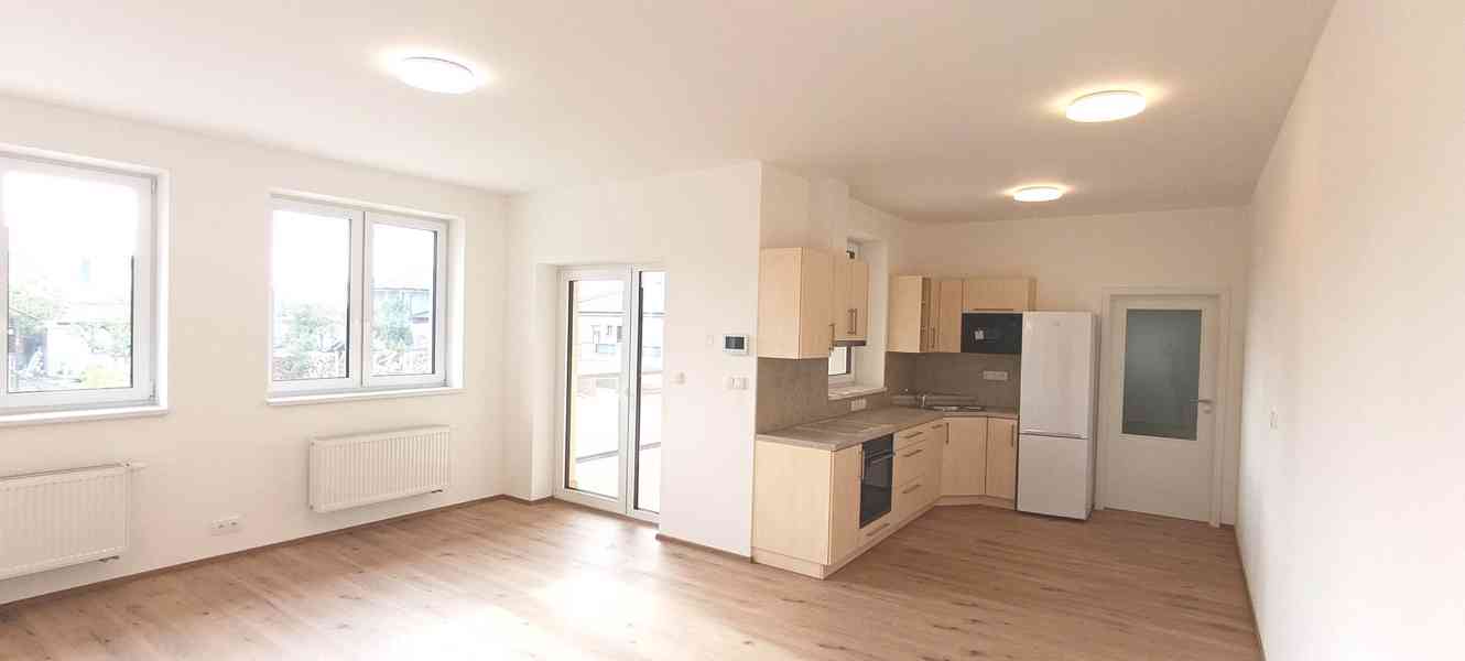 Prostorný a originálně řešený byt 2+kk s terasou a zahrádkou - foto 4