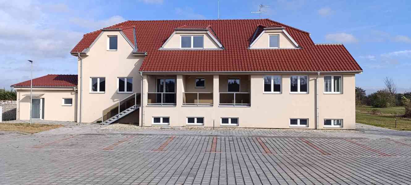 Prostorný a originálně řešený byt 2+kk s terasou a zahrádkou - foto 16