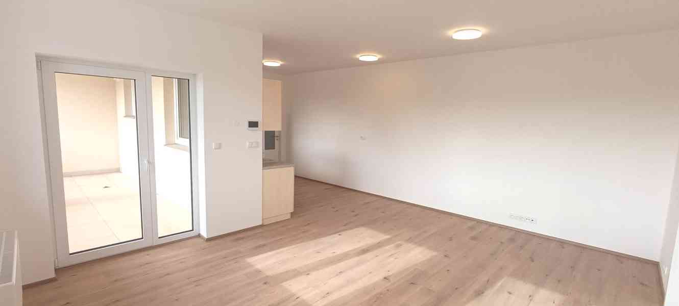 Prostorný a originálně řešený byt 2+kk s terasou a zahrádkou - foto 3