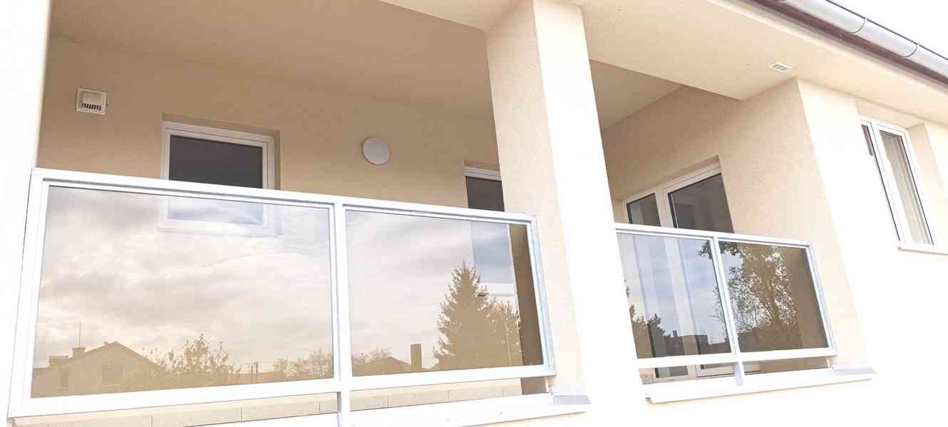 Prostorný a originálně řešený byt 2+kk s terasou a zahrádkou - foto 15