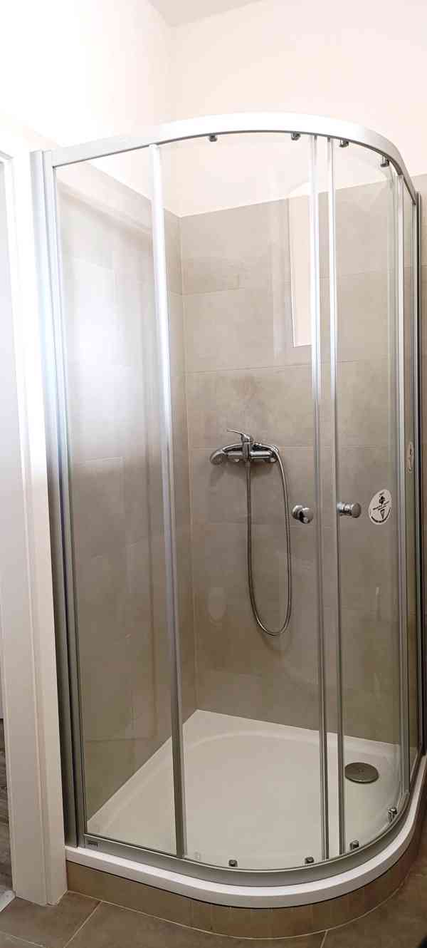 Prostorný a originálně řešený byt 2+kk s terasou a zahrádkou - foto 11