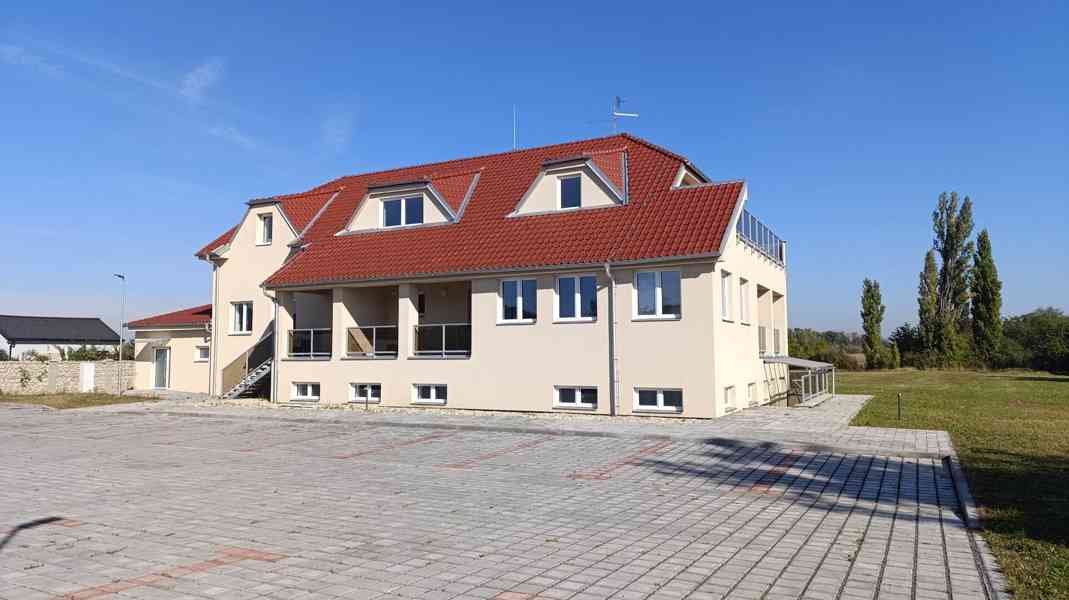 Prostorný a originálně řešený byt 2+kk s terasou a zahrádkou - foto 18