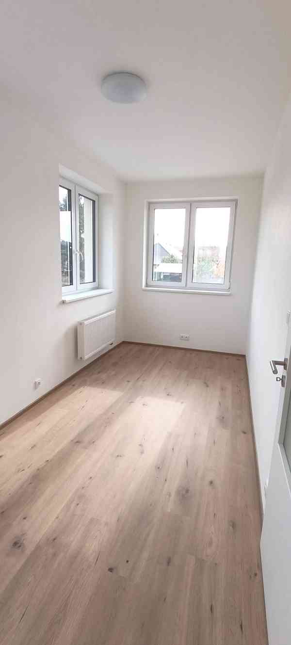 Prostorný a originálně řešený byt 2+kk s terasou a zahrádkou - foto 5