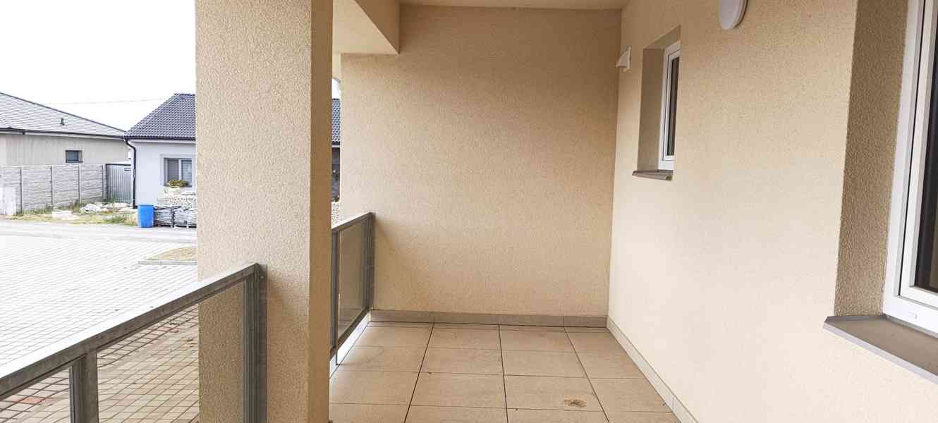 Prostorný a originálně řešený byt 2+kk s terasou a zahrádkou - foto 14