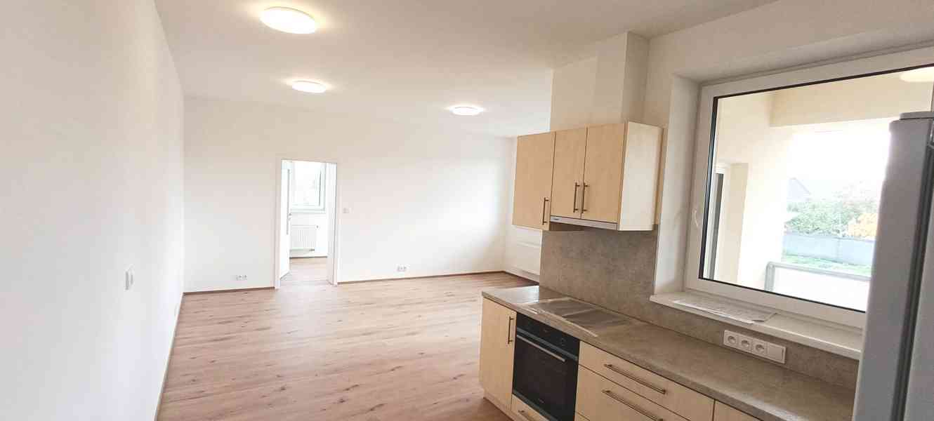 Prostorný a originálně řešený byt 2+kk s terasou a zahrádkou - foto 8