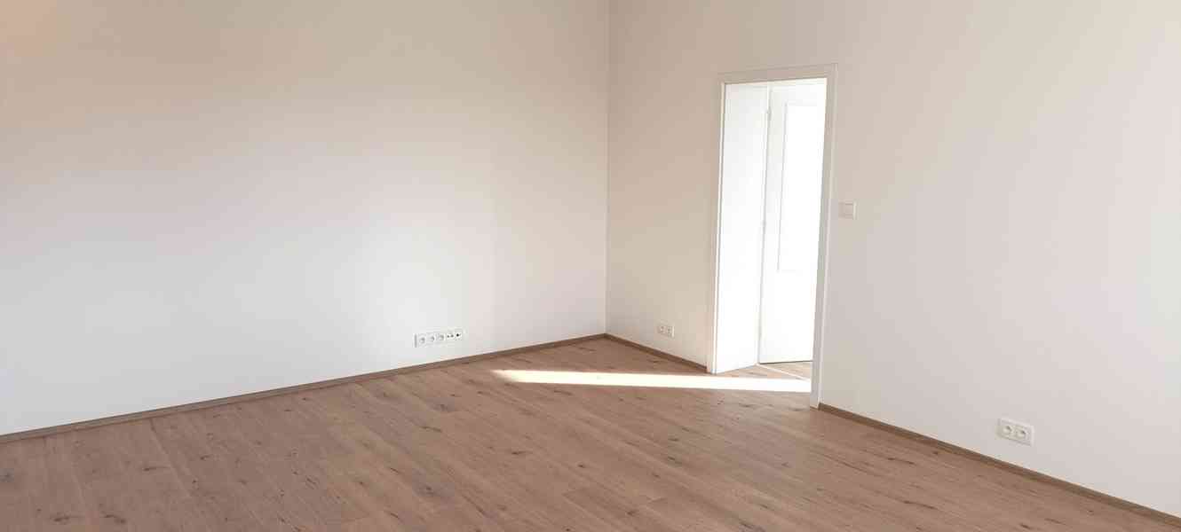 Prostorný a originálně řešený byt 2+kk s terasou a zahrádkou - foto 7