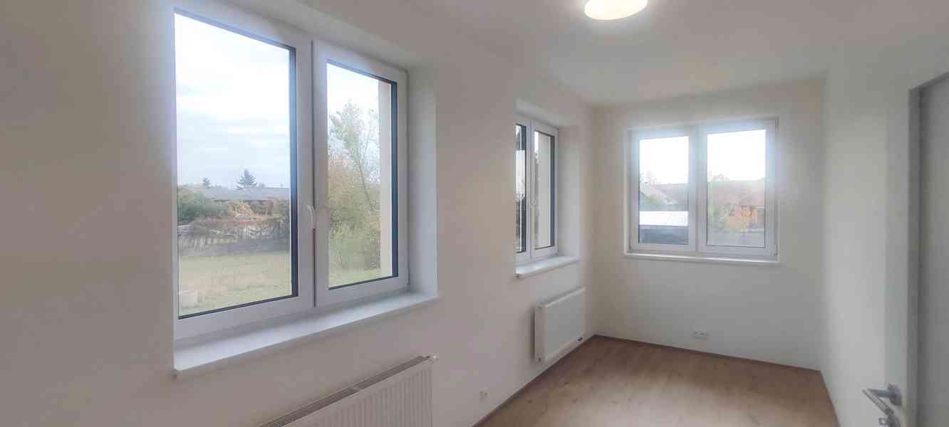 Prostorný a originálně řešený byt 2+kk s terasou a zahrádkou - foto 10