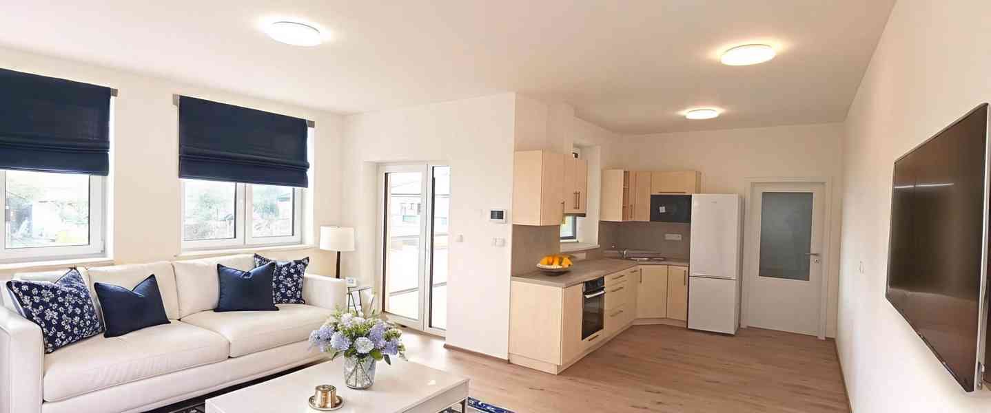 Prostorný a originálně řešený byt 2+kk s terasou a zahrádkou - foto 2