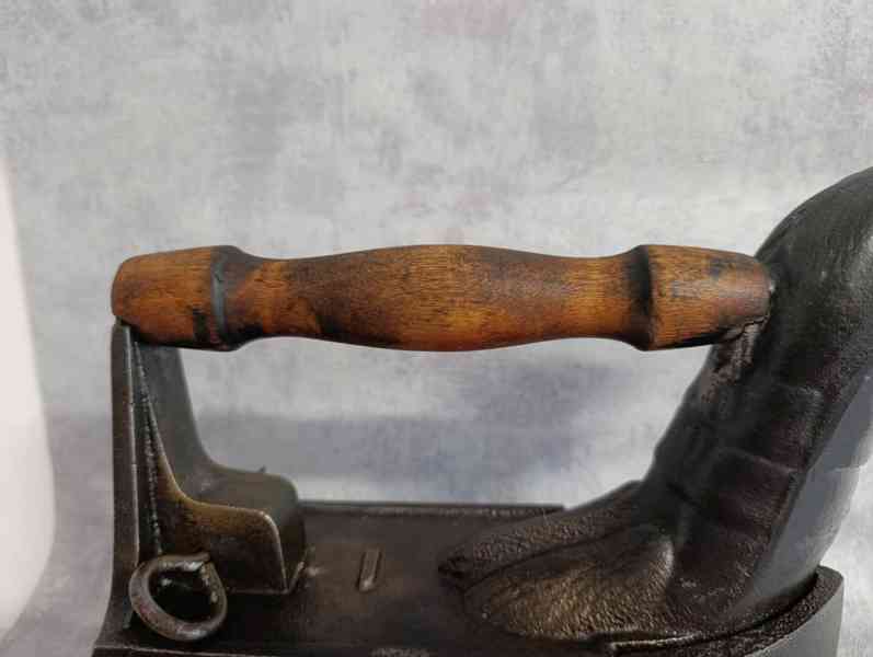 Obrovská atypická komínová žehlička, 9,65kg top do sbírky - foto 3