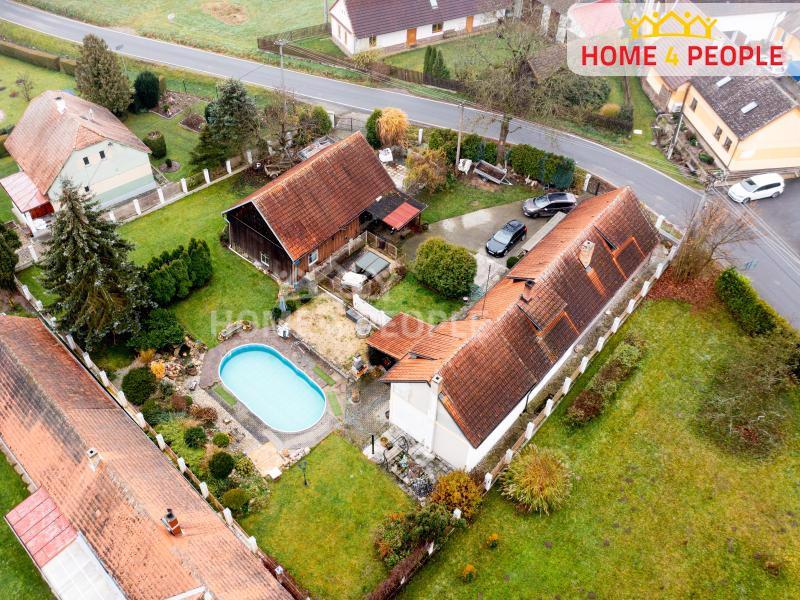 prodej rodinného domu 5+kk s bazénem, velkou stodolou, posezením, grilem v Pořežanech.  - foto 1
