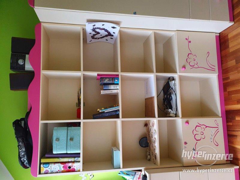 Sestava dětského nábytku - postel, skříň, knihovna... - foto 3