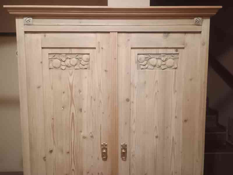 stará šatní policová skříň - foto 7