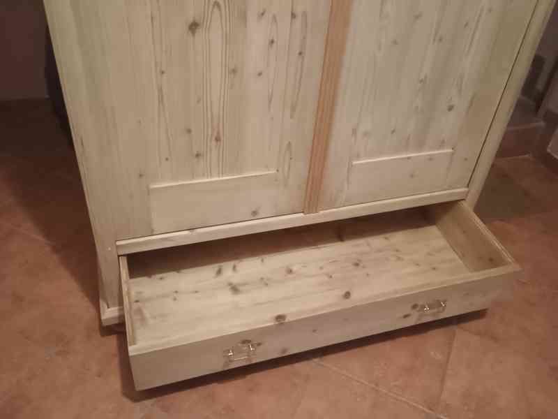 stará šatní policová skříň - foto 4