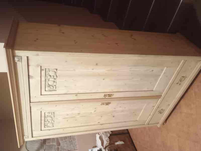 stará šatní policová skříň - foto 3