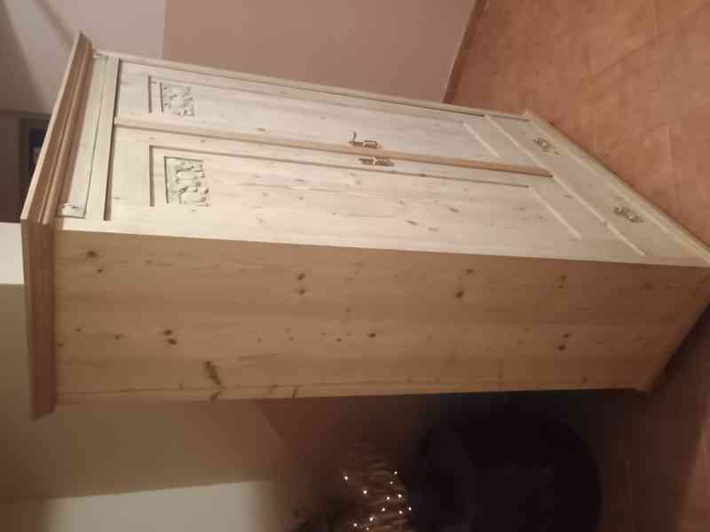 stará šatní policová skříň - foto 2