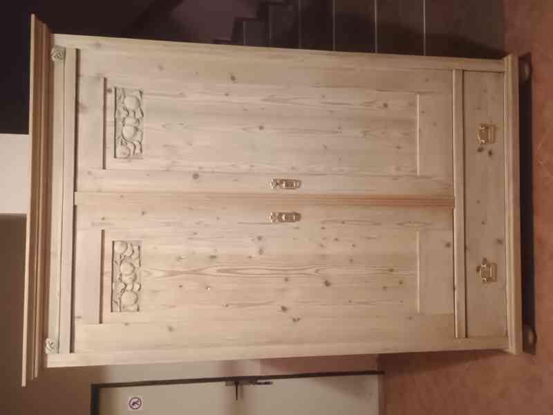 stará šatní policová skříň