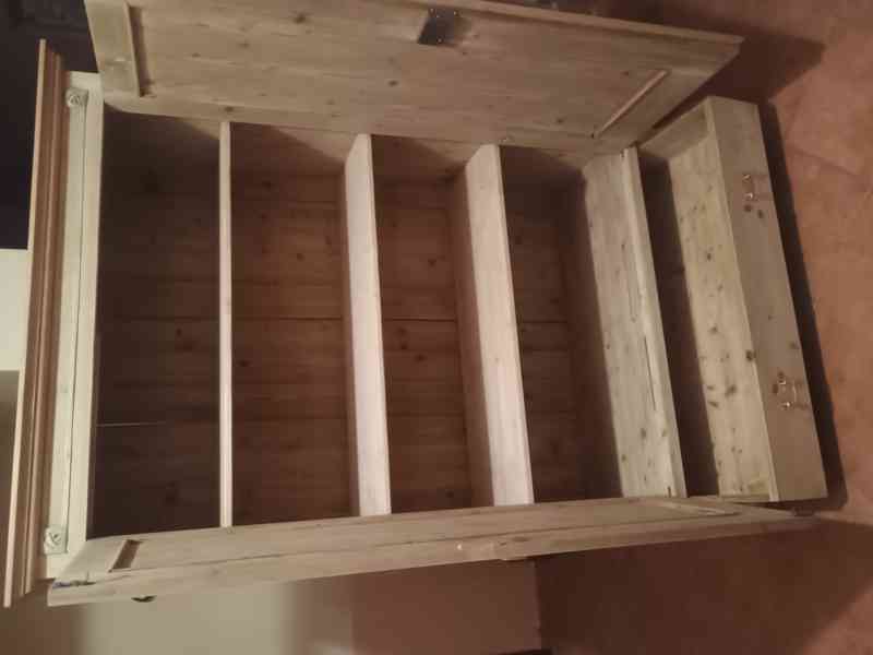 stará šatní policová skříň - foto 5