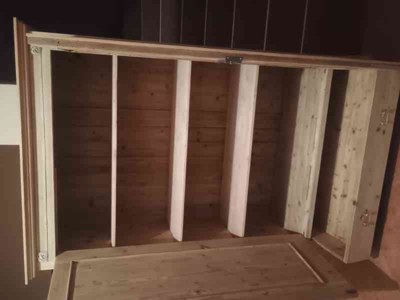 stará šatní policová skříň - foto 6