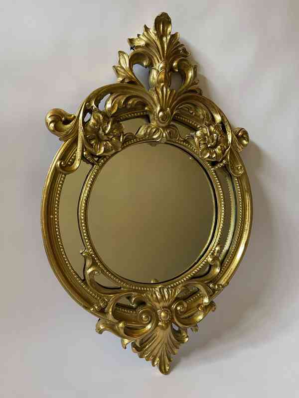 Zrcadlo ve zlatém rámu zdobeném ornamenty - foto 2