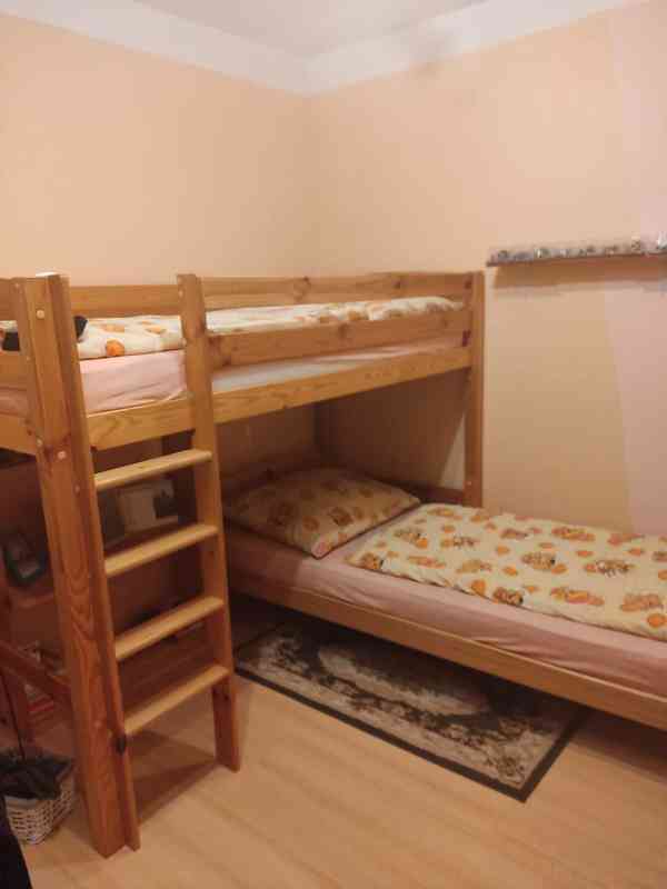 Dvoupatrová postel s rošty a matracemi