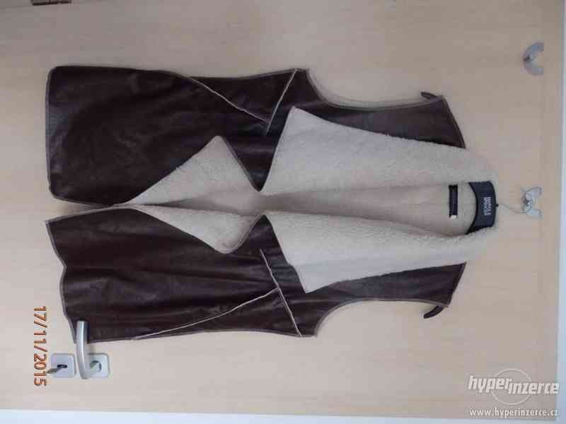 Módní vesta s límcem - foto 1