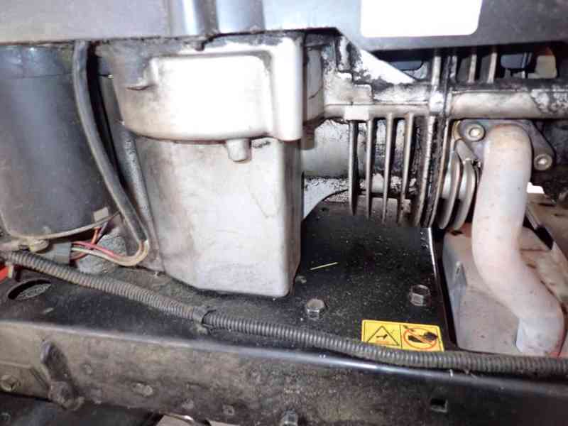 Zahradní traktor Husqvarna LT 151 - foto 6