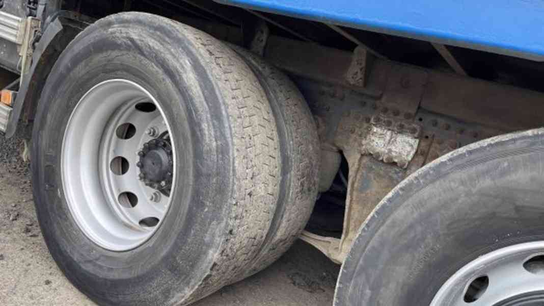 6.6m valník Volvo 6x2 spaní + HIAB 144 - foto 12