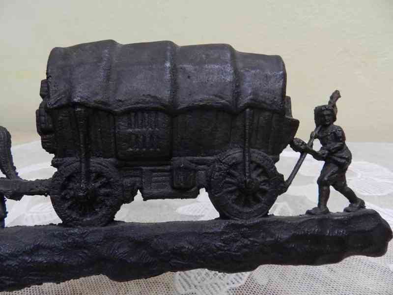 Starý kovový Relief na zed Vojenský Povoz Vojáci - foto 3