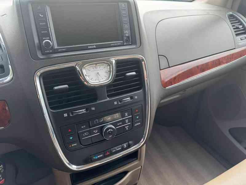 Chrysler Town Country 3.6 RT Stown DVD 2012 - foto 17