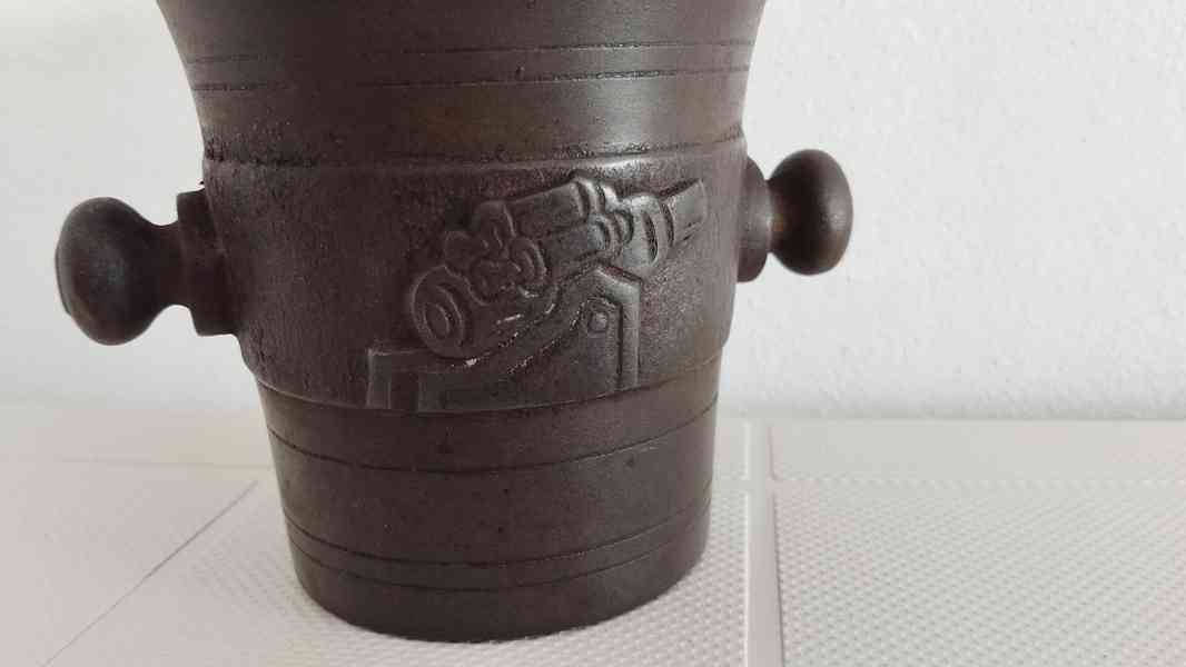 Válečný litinový hmoždíř s dělem a rokem 1914-1917 + tlouk - foto 2