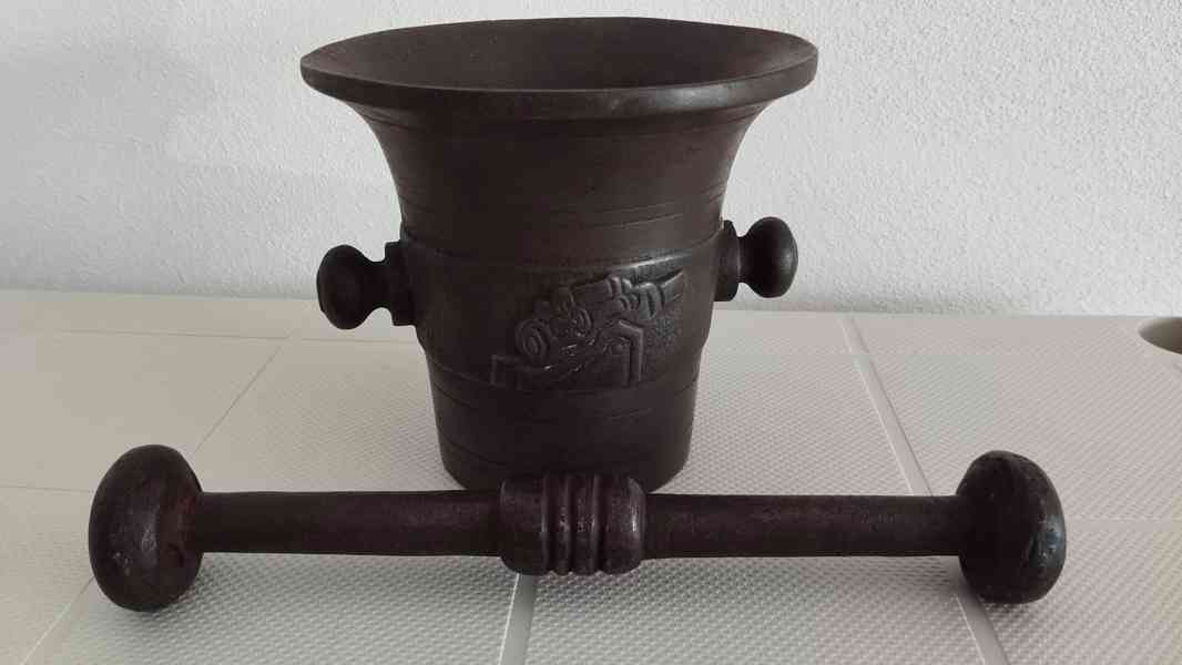 Válečný litinový hmoždíř s dělem a rokem 1914-1917 + tlouk - foto 11