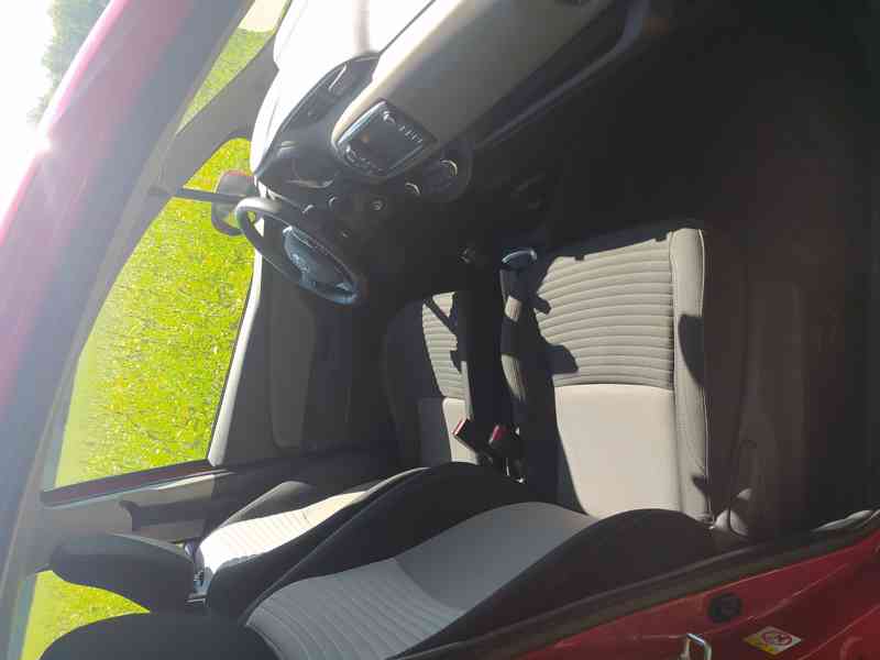 Toyota Yaris Hybrid 1.5i  - foto 8