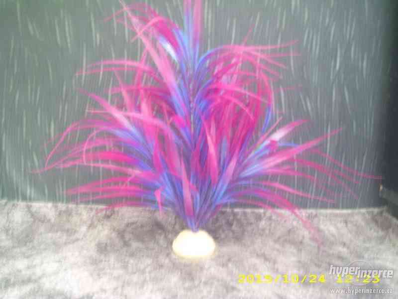 velká fialová umělá akva rostlina - foto 3