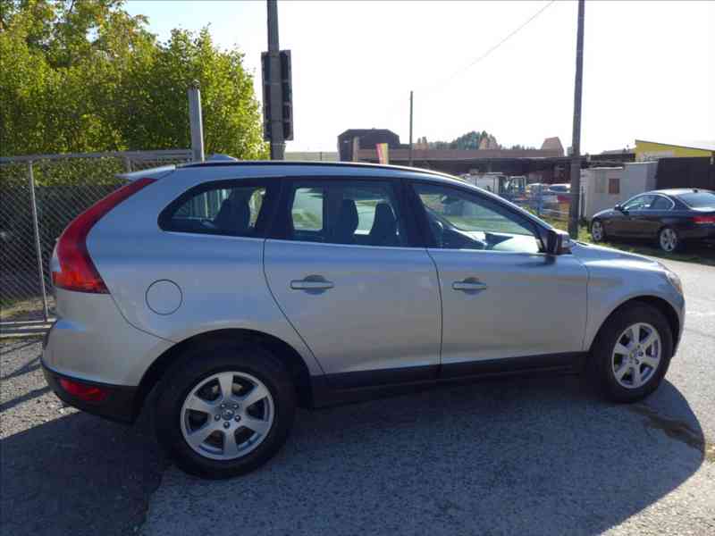 Volvo XC60 2,4 D 4x4, NAVI, 1.MAJITEL - foto 4