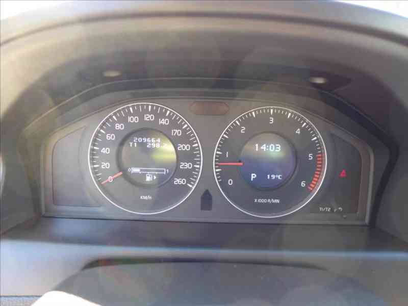 Volvo XC60 2,4 D 4x4, NAVI, 1.MAJITEL - foto 12