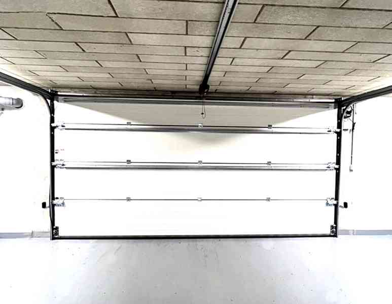 Prodám kryté garážoví stání v novostavbě ve Slavkově u Brna - foto 10