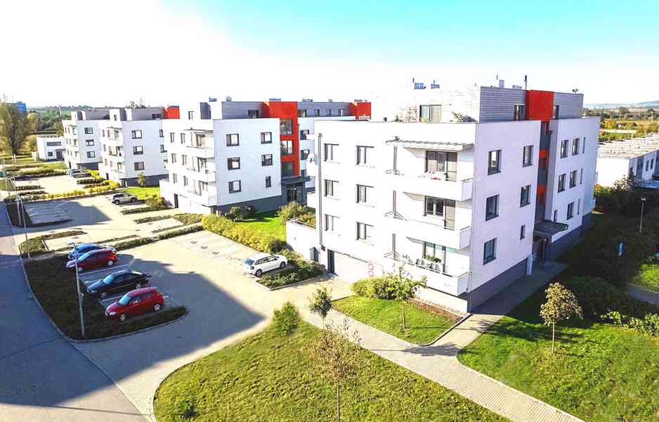 Prodám kryté garážoví stání v novostavbě ve Slavkově u Brna - foto 2