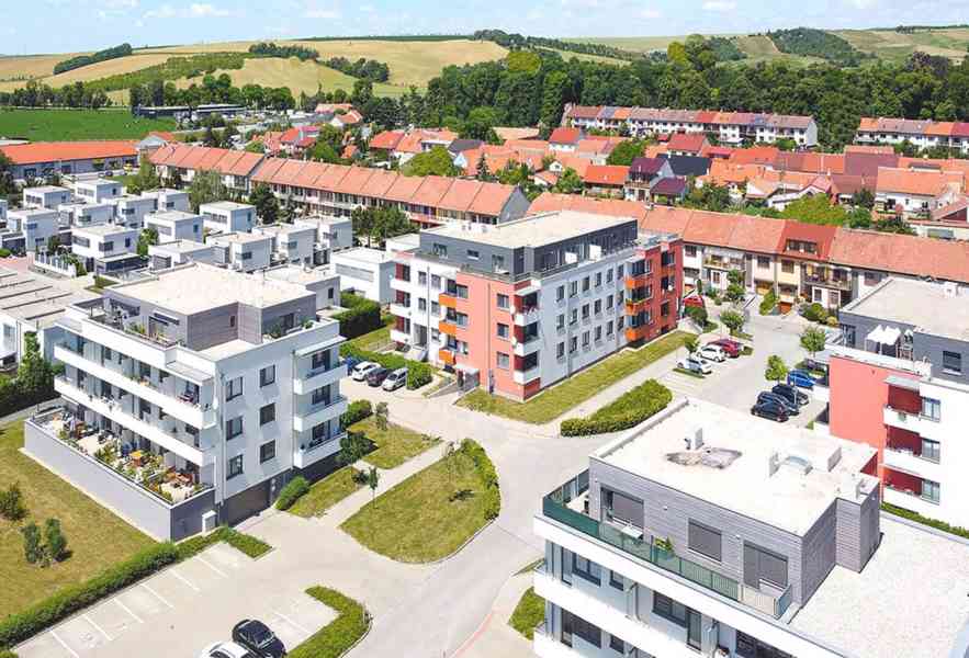 Prodám kryté garážoví stání v novostavbě ve Slavkově u Brna - foto 12