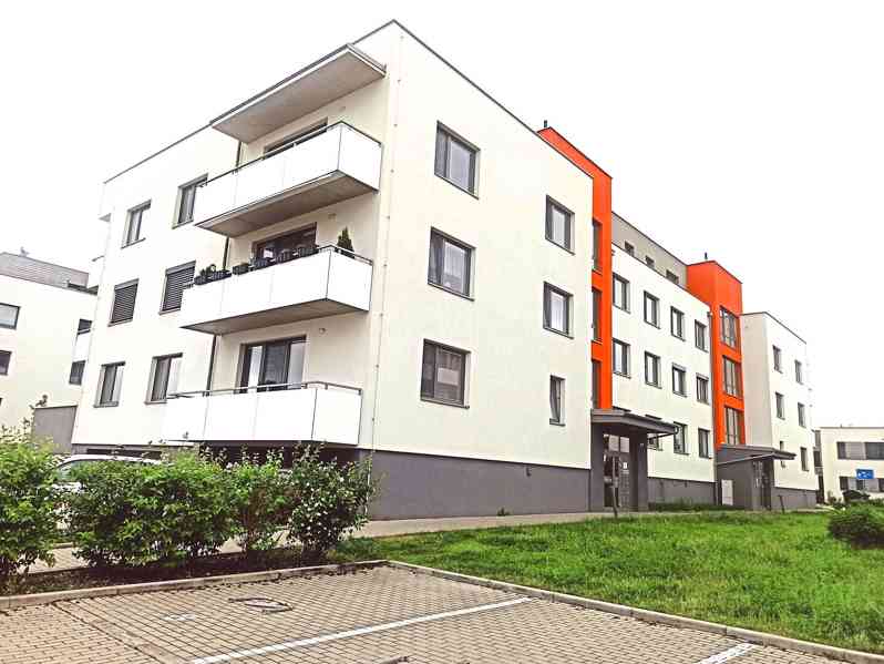 Prodám kryté garážoví stání v novostavbě ve Slavkově u Brna - foto 13