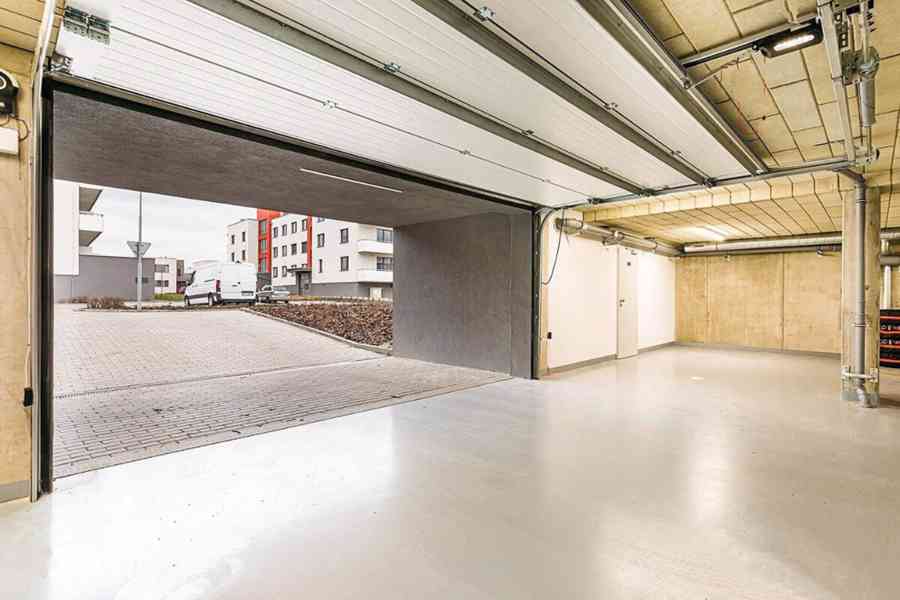 Prodám kryté garážoví stání v novostavbě ve Slavkově u Brna - foto 4
