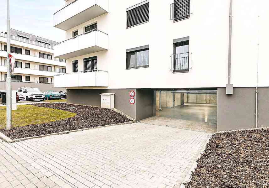 Prodám kryté garážoví stání v novostavbě ve Slavkově u Brna - foto 9