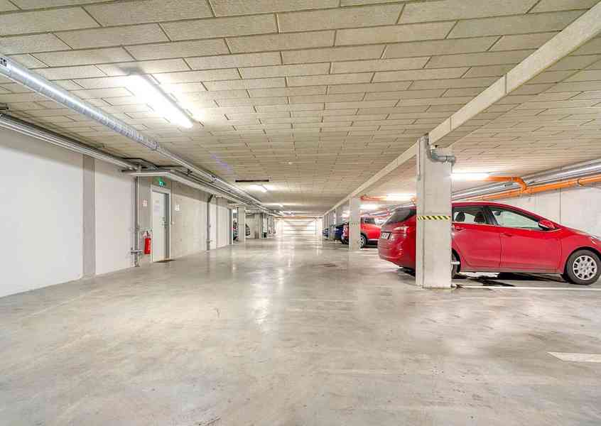 Prodám kryté garážoví stání v novostavbě ve Slavkově u Brna - foto 7