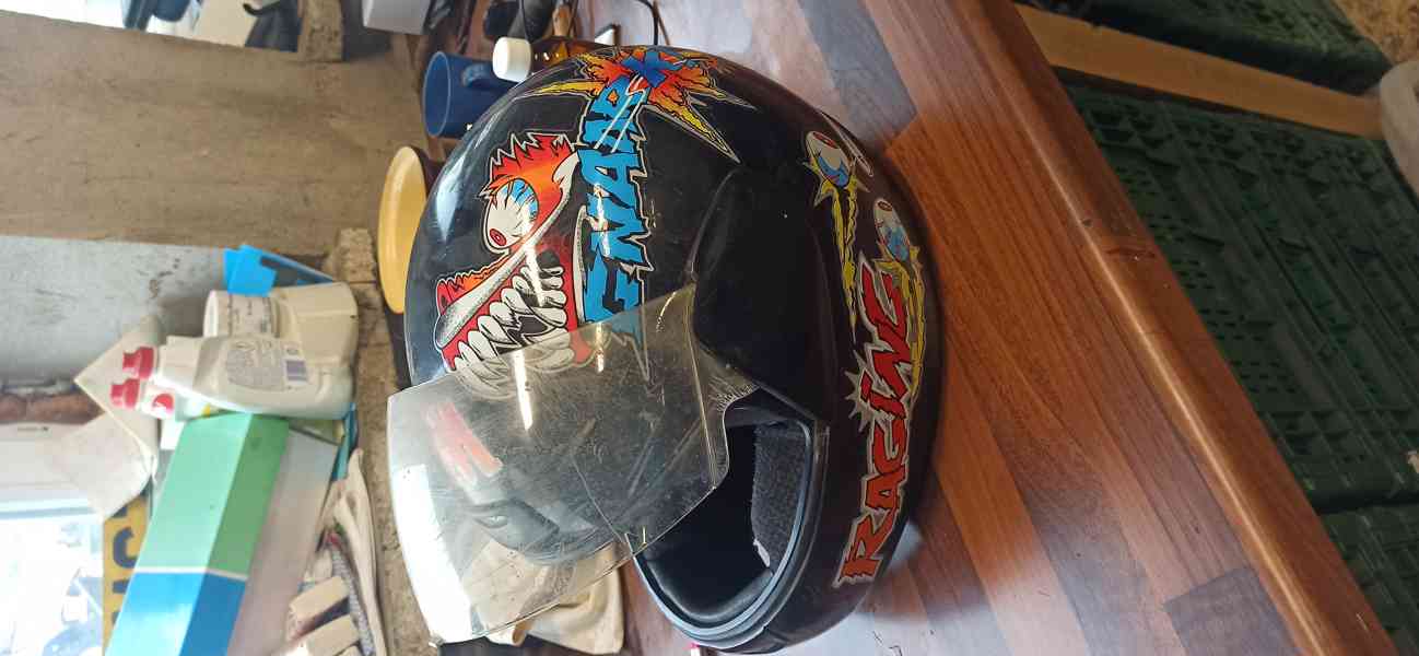 Stará helma na motorku - foto 2
