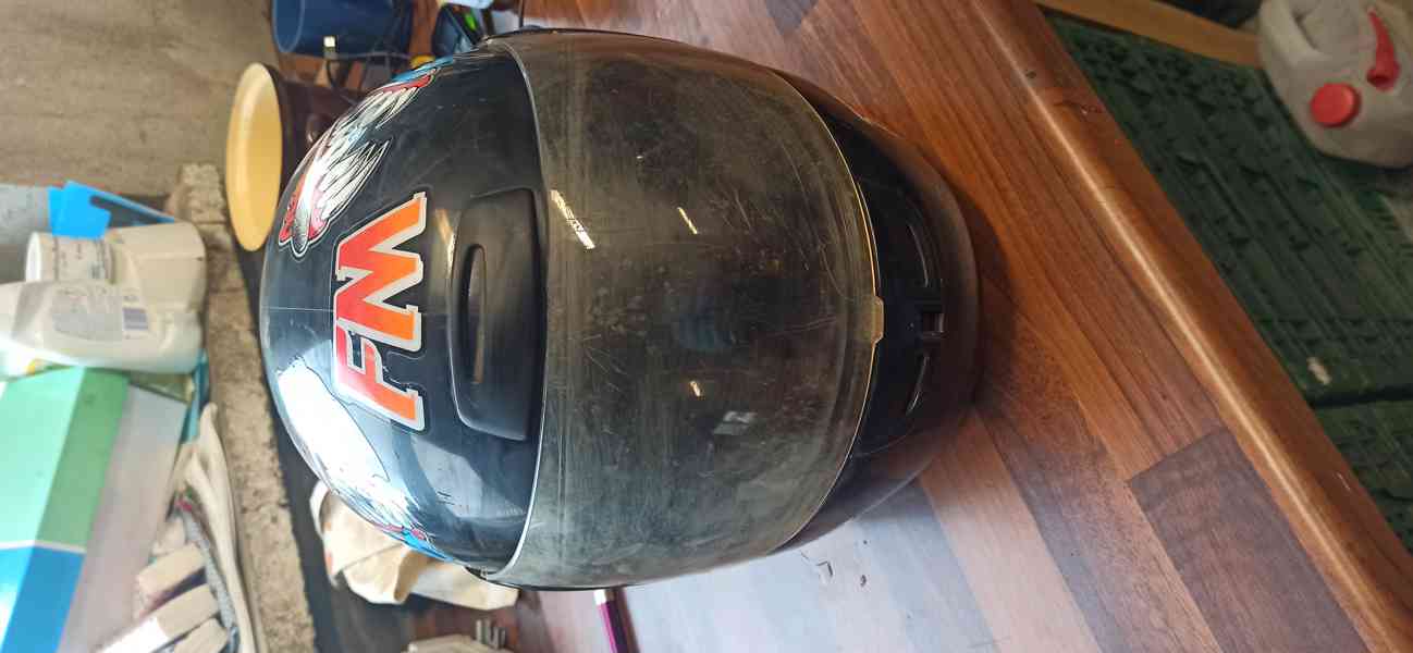 Stará helma na motorku - foto 3