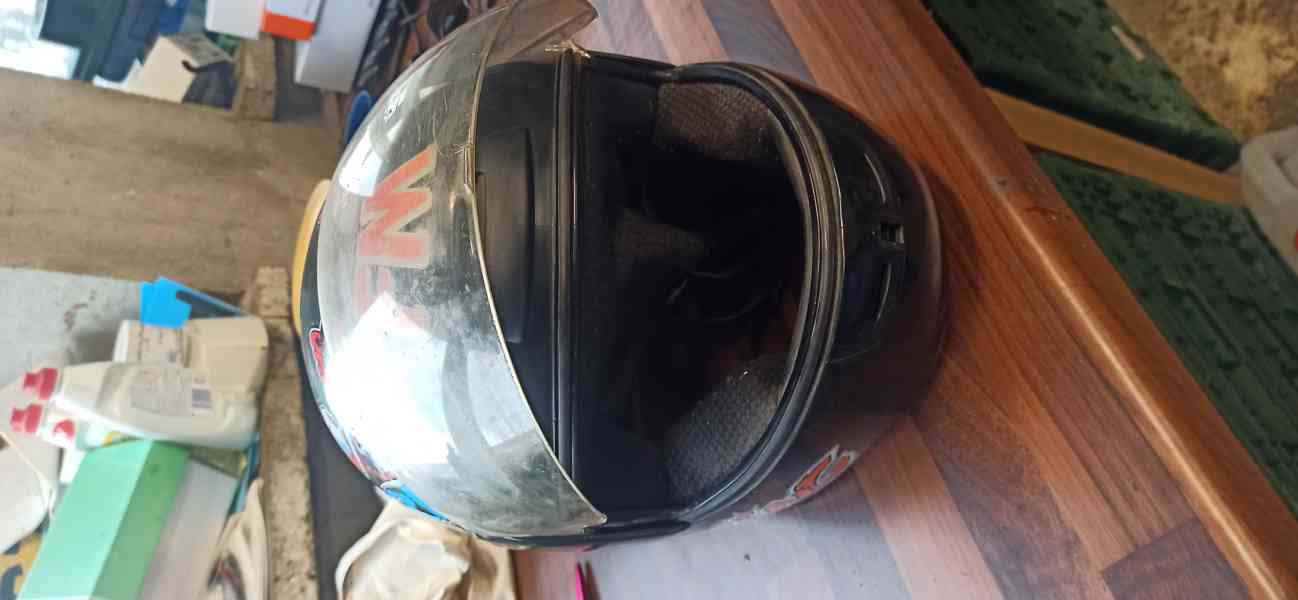Stará helma na motorku