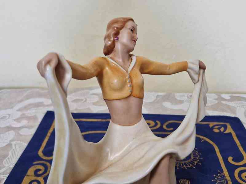 Dáma v šatech Tanečnice Royal Dux - foto 7