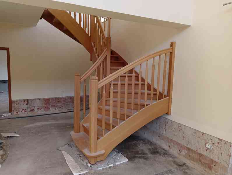 Zakázkové schodiště + zábradlí z tvrdého dřeva... - foto 8