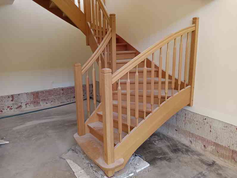 Zakázkové schodiště + zábradlí z tvrdého dřeva... - foto 7