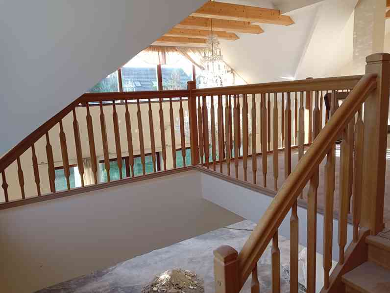 Zakázkové schodiště + zábradlí z tvrdého dřeva... - foto 5