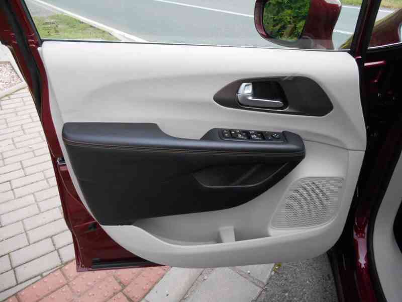 CHRYSLER PACIFICA 3,6L DVD 8 MÍST TOURING L 2018 - foto 13